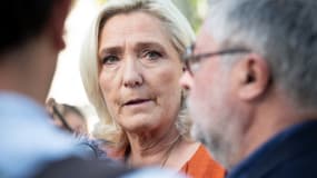 Marine Le Pen lors de sa visite sur la place de la Paix à Nouméa, dans la collectivité française d'outre-mer de Nouvelle-Calédonie, le 28 mai 2025.
