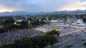 Messe en pleir du pape Benoît XVI, à Santiago de Cuba. Quatorze ans après son prédécesseur Jean Paul II, le souverain pontife est arrivé lundi à Cuba, où il a appelé à l'édification d'une "société rénovée et ouverte" et pressé le régime communiste d'accor