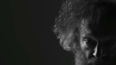 Vincent Cassel dans le clip "Cheveux blancs" de Black M