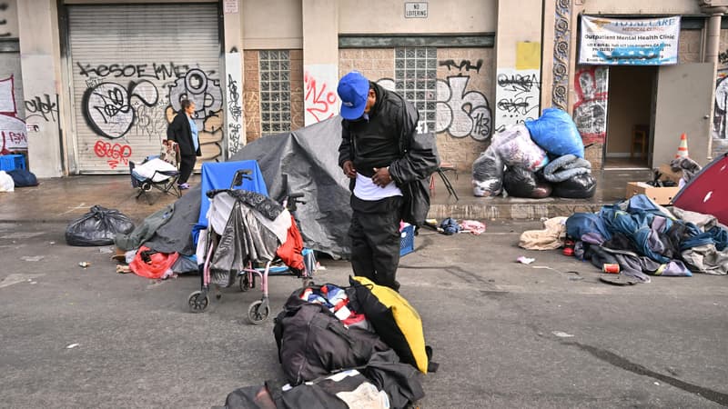 Un sans-abri à Los Angeles le 6 décembre 2022