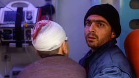 Des personnes blessées lors d'un tremblement de terre matinal sont soignées dans un hôpital près de Bab al-Hawa, un point de passage vers la Turquie tenu par les rebelles syriens, le 6 février 2023.