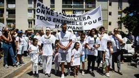 La famille de Marwane lors d'une marche en mémoire de cet adolescent de 15 ans tué par balles en pleine rue dans un quartier subissant un trafic de drogue, le 2 juillet 2022 à Arles (Bouches-du-Rhône)