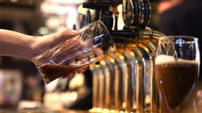 Des tireuses à bière dans un bar de Londres, le 22 novembre 2023
