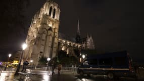 Des gendarmes patrouillent devant la cathédrale Notre-Dame de Paris dans le cadre du plan Vigipirate, le 19 novembre 2015.