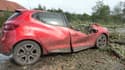 Une voiture détruite par la chute d'un arbre à Chauny, le 24 août 2023