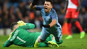 Sergio Agüero a hérité d'un carton jaune après s'être effondré au contact de Danijel Subasic.