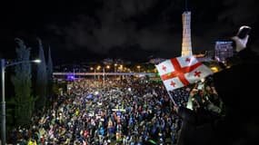 Des manifestants à Tbilissi, Géorgie, après l'adoption d'une loi sur l'"influence étrangère", le 14 mai 2024