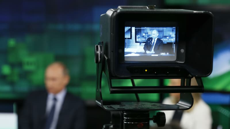 Vladimir Poutine lors de sa visite des nouveaux studios de "Russia Today" en 2013.