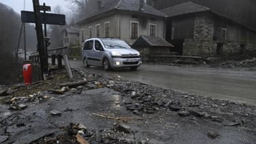 Dans le village de Moretel-de-Mailles, dans l'Isère, où une nonagénaire est morte d'une crise cardiaque après que sa maison a été envahie par une coulée de boue.