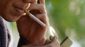 Le projet de directive de la Commission européenne encadrant le commerce et la consommation de tabac propose que les messages de prévention sanitaire couvrent au moins 75% de la surface totale des paquets de cigarettes et de tabac. /Photo prise le 12 nove