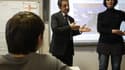 Nicolas Sarkozy dans une école à Montpellier mardi lors de l'annonce de son projet d'augmentater de 25% les traitements des enseignants du secondaire qui accepteraient de passer de 18 heures de cours à 26 heures de présence par semaine. Selon la porte-par