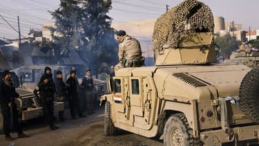 Un soldat irakien assis sur un Humvee, à l'est de Mossoul, le 10 janvier 2017. (Photo d'illustration)