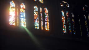 Le "rayon vert" de la cathédrale de Strasbourg passe à travers un vitrail lors de l'équinoxe et illumine une statue du Christ, le 24 mars 2009