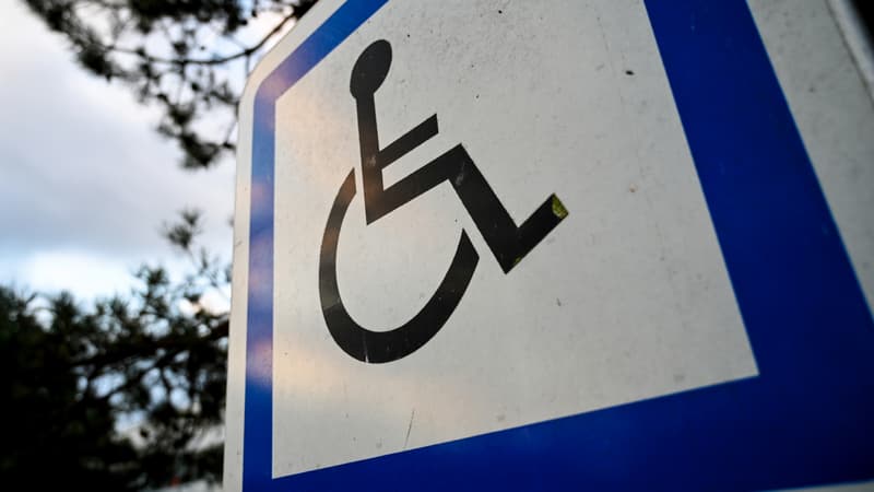 Un panneau signalant un emplacement réservé aux personnes handicapées à l'entrée d'un parking à Lille en septembre 2019 (photo d'illustration)