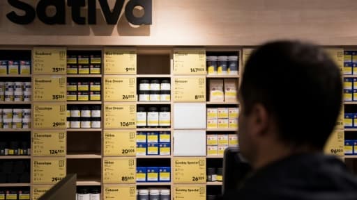 Une boutique d'Etat de la Société québécoise du cannabis (SQDC), dont 12 magasins ouvrent leurs portes à 10H00 (14H00 GMT) mercredi après que le Canada a légalisé le cannabis récréatif. Une boutique d'Etat de la Société québécoise du cannabis (SQDC), dont 12 magasins ouvrent leurs portes à 10H00 (14H00 GMT) mercredi après que le Canada a légalisé le cannabis récréatif.