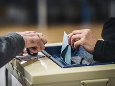 Une personne dépose un bulletin de vote lors des élections parlementaires européennes, dans un bureau de vote de la mairie de Trappes, le 26 mai 2019