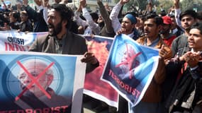 Des Pakistanais manifestent à Lahore contre l'Inde, le 27 février 2019.