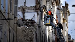 Les secours déblaient les décombres de deux immeubles de la rue d'Aubagne à Marseille qui se sont effondrés, le 8 novembre 2018