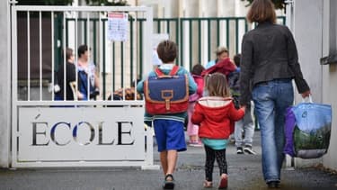 Des élèves arrivent à l'école le jour de la rentrée à La Rochelle, le 4 septembre 2017.