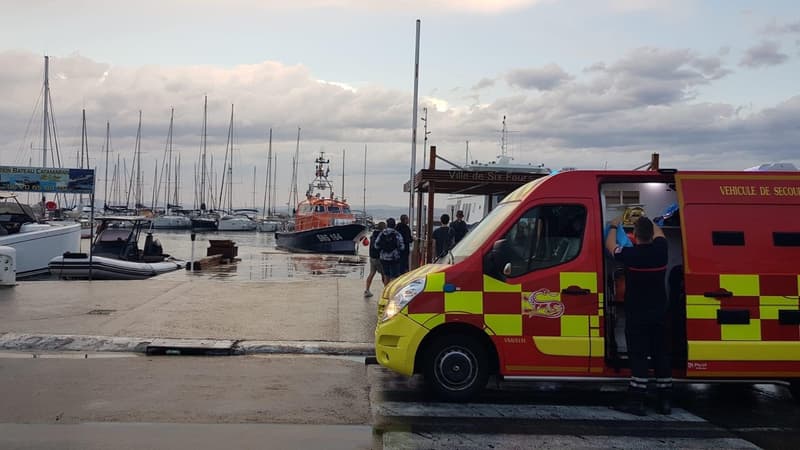 La famille a été ramenée au port et prise en charge par les sapeurs-pompiers.