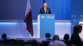 Le chef de la diplomatie française Laurent Fabius à la tribune de la conférence de Doha. L'engagement pris par l'Union européenne d'augmenter son aide financière aux pays en voie de développement afin de leur permettre de s'adapter aux effets du changemen