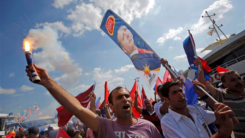 Partisans du Parti de la Justice et du Développement (AKP) au pouvoir en Turquie à leur arrivée à Istanbul. Plusieurs dizaines de milliers de partisans du Premier ministre Recep Tayyip Erdogan ont participé dimanche à un grand rassemblement à Istanbul, où