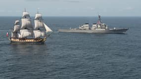 L'"Hermione" accueillie le 2 juin par le destroyer USS Mitscher à proximité des côtes de Norfolk en Virginie.