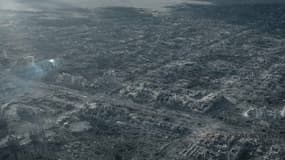 Une vue aérienne de la ville de Marïnka, dans l'est de l'Ukraine, complètement détruite par les bombardements.