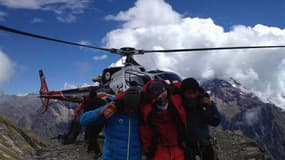 Evacuation d'une victime de l'avalanche qui s'est produite tôt dimanche matin au Mont Manaslu, le huitième plus haut sommet du monde, dans le nord-ouest du Népal. Au moins neuf alpinistes ont péri et quatre autres sont toujours portés disparus. /Photo pri