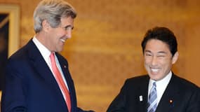 John Kerry aux côtés de Fumio Kishida, le ministre japonais des Affaires étrangères.