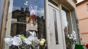 Des fleurs ont été déposées en hommage à la petite Rose, 5 ans, retrouvée morte à Rambervillers, dans les Vosges, devant chez ses parents, le 26 avril 2023