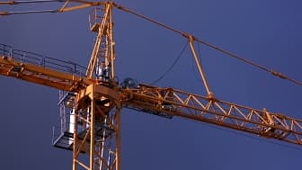 Une grue sur un chantier de construction