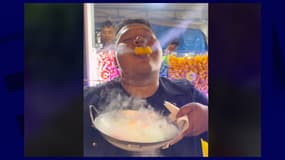 Un consommateur du bonbon "souffle du dragon" en Indonésie 