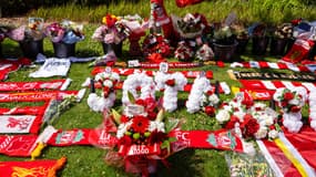 Une gerbe de fleurs en hommage à Diogo Jota devant Anfield, le 3 juillet 2025