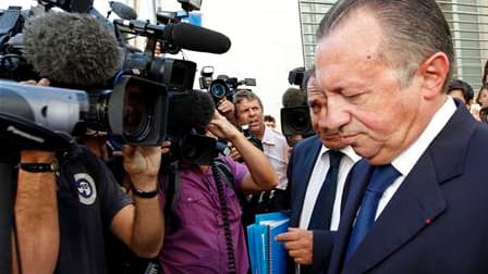 L'homme fort du Parti socialiste des Bouches-du Rhône, Jean-Noël Guérini, a été mis en examen jeudi dans une affaire de marchés publics présumés frauduleux de l'agglomération marseillaise. /Photo prise le 8 septembre 2011/REUTERS/Jean-Paul Pélissier