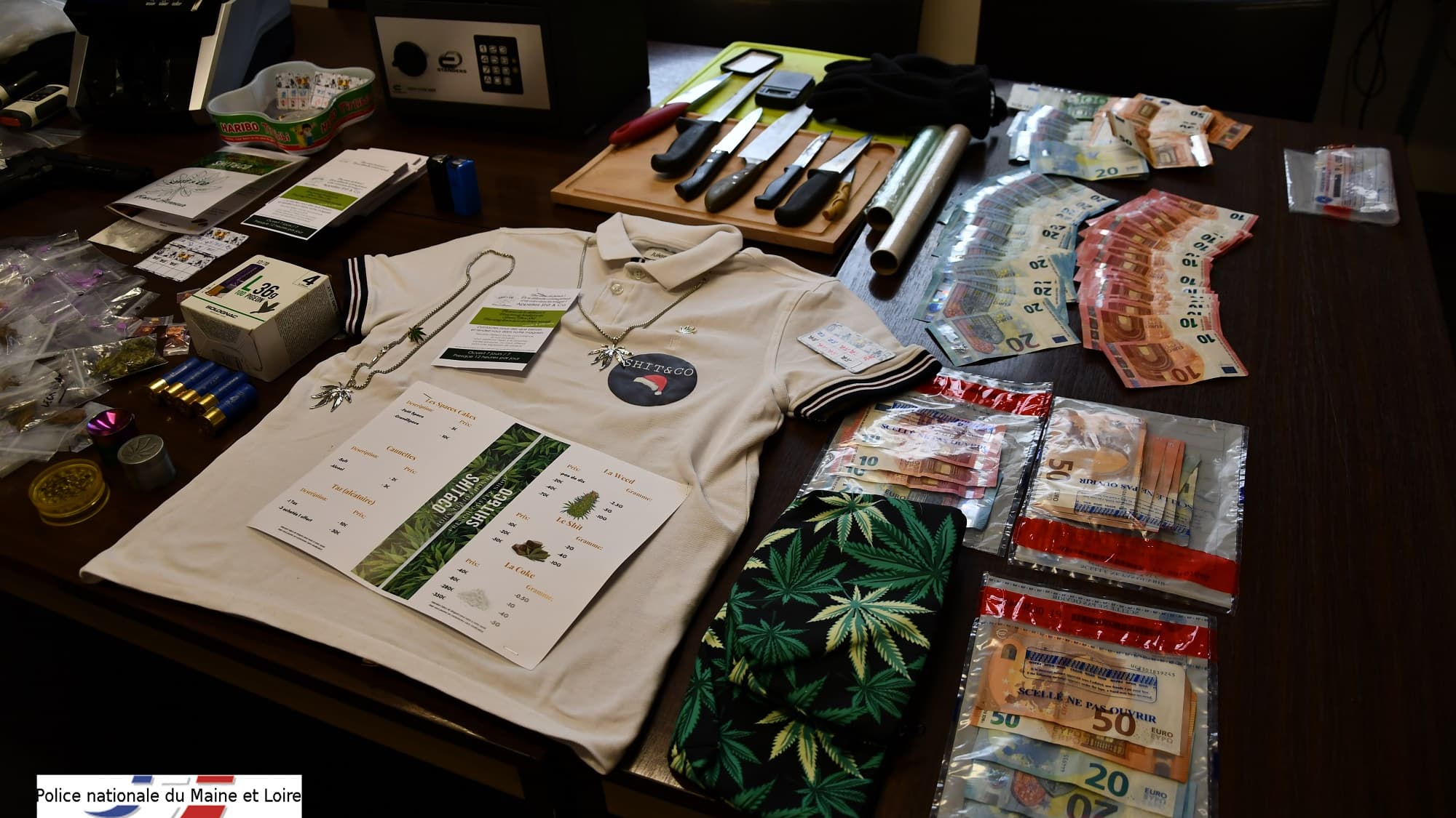 Argent, armes, drogue et goodies saisis dans l'affaire "Shit and Co", à Angers, en mars 2019 par la DDSP du Maine-et-Loire.