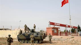 Militaires turcs à Akçakale, à la frontière avec la Syrie. Pour la cinquième journée consécutive, les forces turques ont effectué des tirs de représailles à la frontière syrienne. /Photo prise le 7 octobre 2012/REUTERS