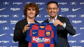 Antoine Griezmann pose avec Josep Bartomeu lors de sa signature au Barça en 2019