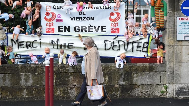 Des poupées accrochées devant l'hôpital de Vierzon
