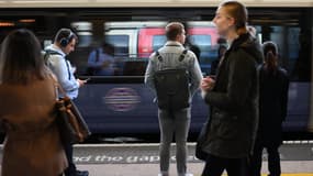 Des usagers attendent une rame de métro de la ligne Elizabeth à Londres, le 4 octobre 2023. (Illustration)