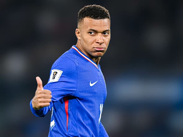Kylian Mbappé pouce levé pendant le match de la France contre l'Azerbaïdjan, le 10 octobre 2025