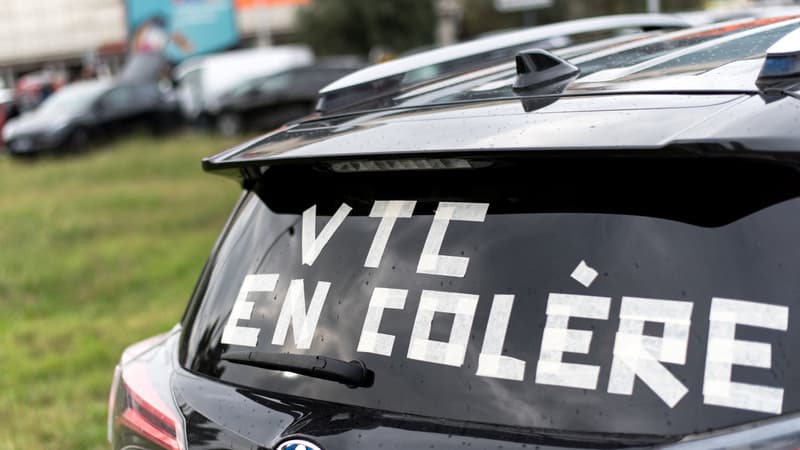 Des chauffeurs de VTC bloquent l'accès à l'aéroport de Toulouse-Blagnac, lors d'une manifestation pour dénoncer les prix plus bas de plateformes comme Uber ou Bolt et demander une régulation du nombre de VTC à Toulouse, à Toulouse, dans le sud-ouest de la France, le 5 novembre 2024.