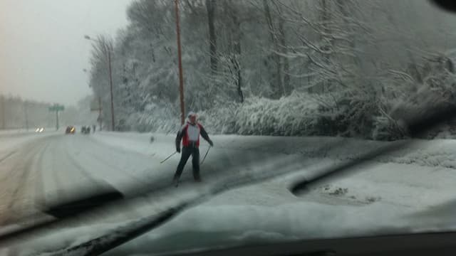 Skieur aperçu sur le bord de la N118 mercredi après-midi, et pris en photo par un internaute.