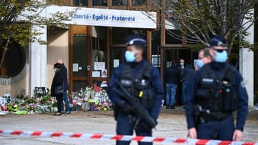 Devant le collège où enseignait Samuel Paty à Conflans-Sainte-Honorine, le 19 octobre 2020.
