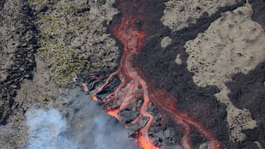 Photographie aérienne du volcan du Piton de la Fournaise sur l'île de la Réunion, le 2 juillet 2023