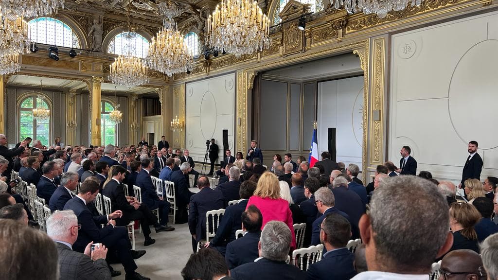 Emmanuel Macron devant les maires invités à l'Élysée le 4 juillet 2023 après les émeutes subies dans leurs villes Emmanuel Macron devant les maires invités à l'Élysée le 4 juillet 2023 après les émeutes subies dans leurs villes
