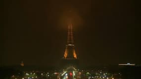 La tour Eiffel s’est éteinte en hommage aux victimes de Marseille et Las Vegas