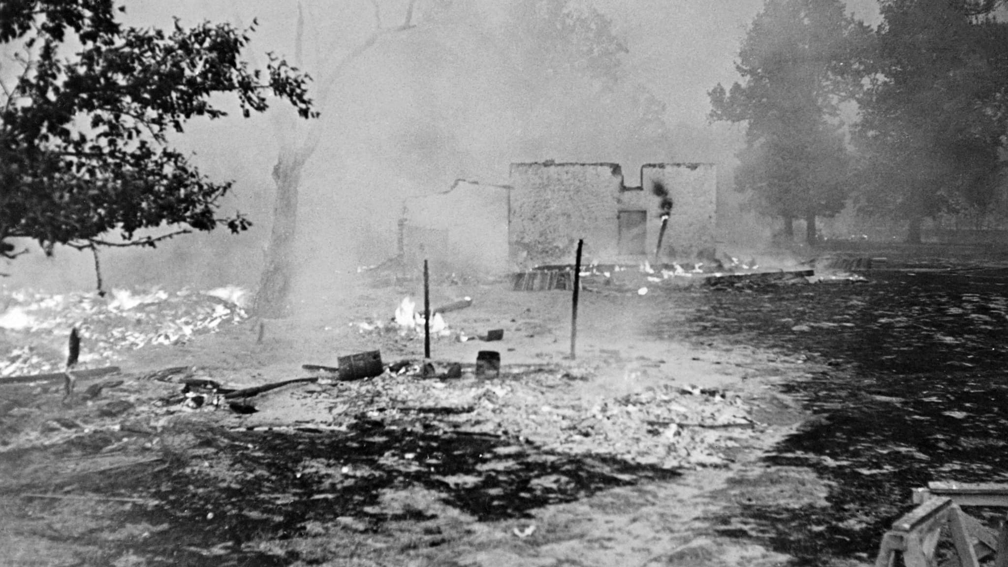 Photo d'une maison brulée par les flammes le 22 août 1949 dans la forêt des Landes de Gascogne