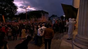 Les quelques centaines de personnes réunies à la manifestation de Rouen ce mardi.