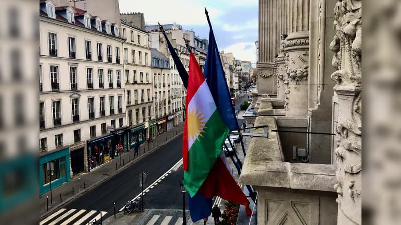 Au lendemain de la tuerie à Paris, la mairie du 10e arrondissement met le drapeau français en berne